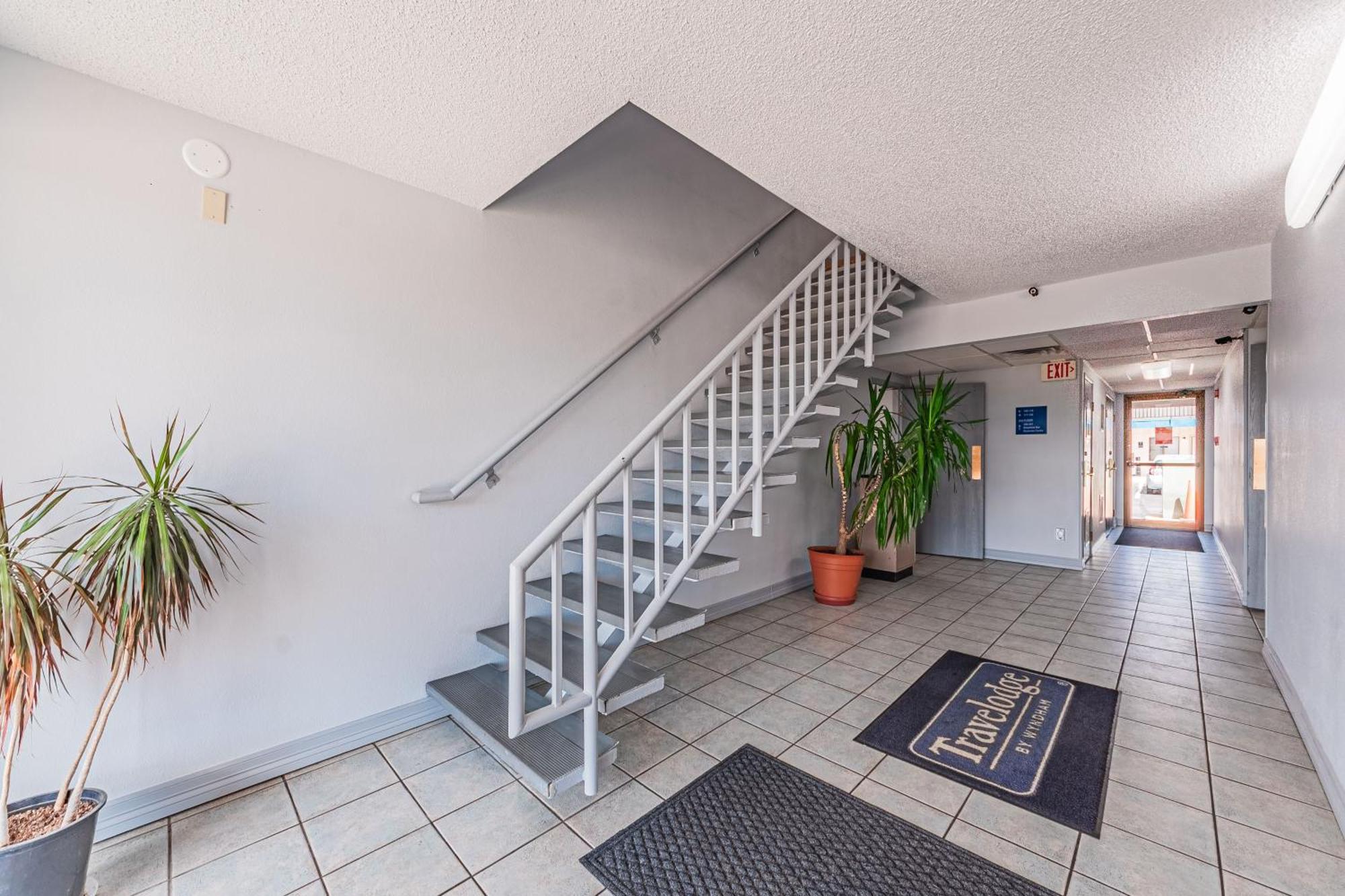 Travelodge By Wyndham Airport - Peterson Sfb Hotel